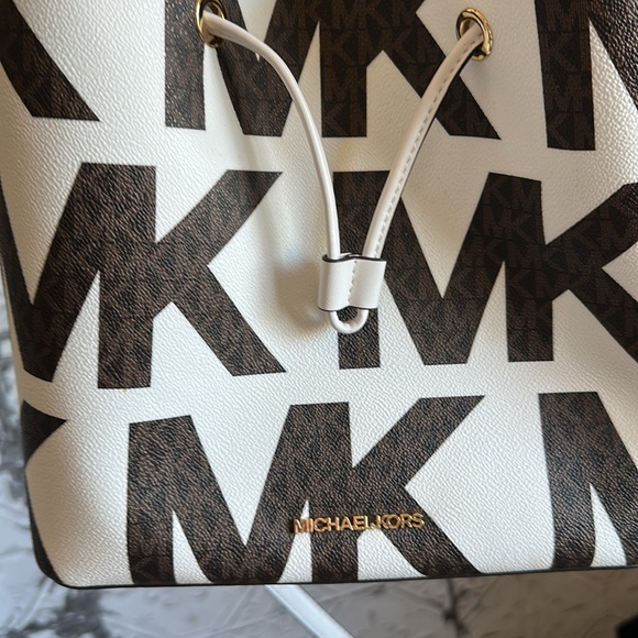 Like new! Michael Kors White and Brown Bucket Bag - Picture 2 of 9